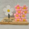 Bougie Rangée de fleurs rose et rose pâle et son socle en bois - Thumbnail Image 1