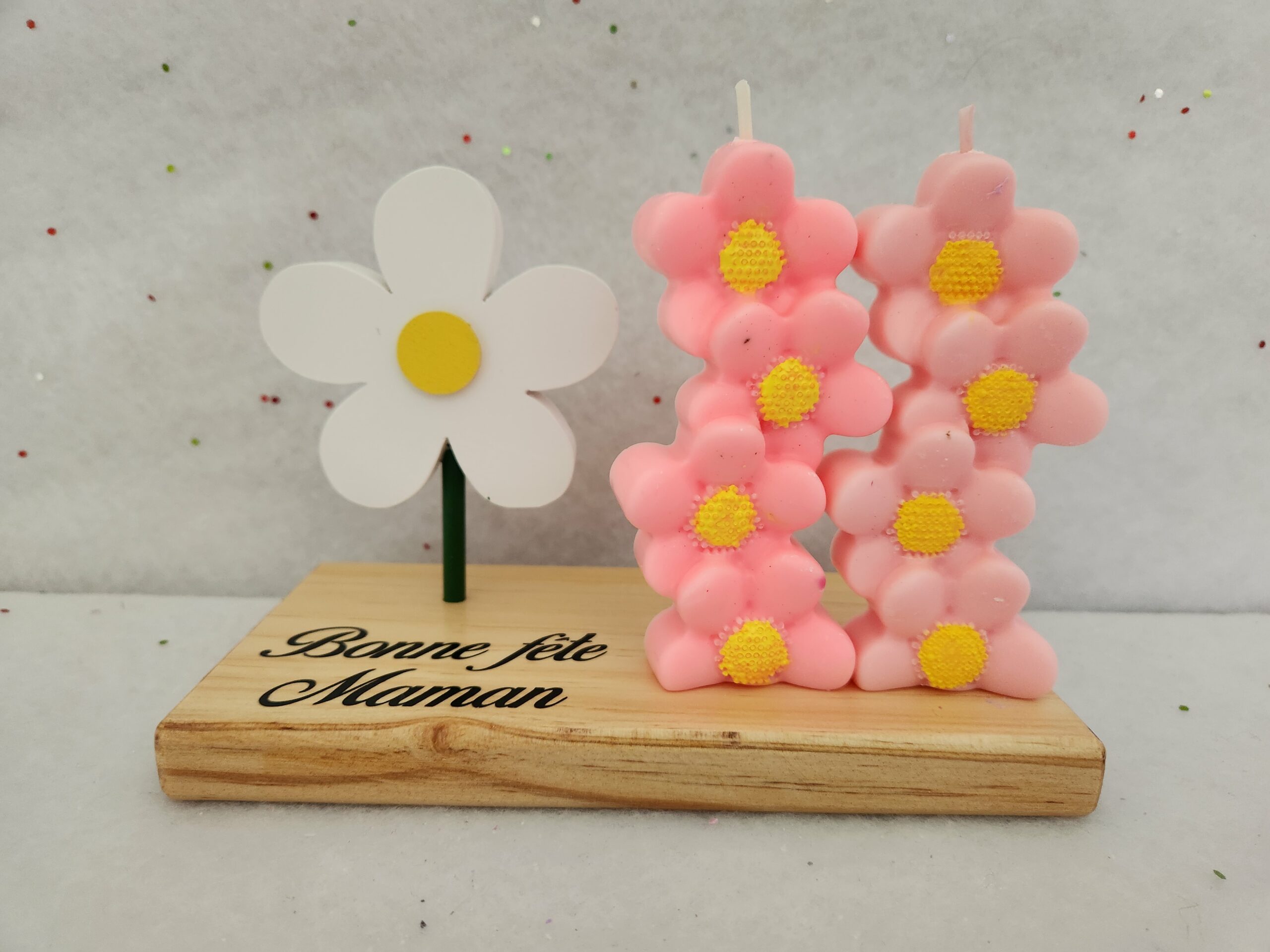 Bougie Rangée de fleurs rose et rose pâle et son socle en bois – Image 1