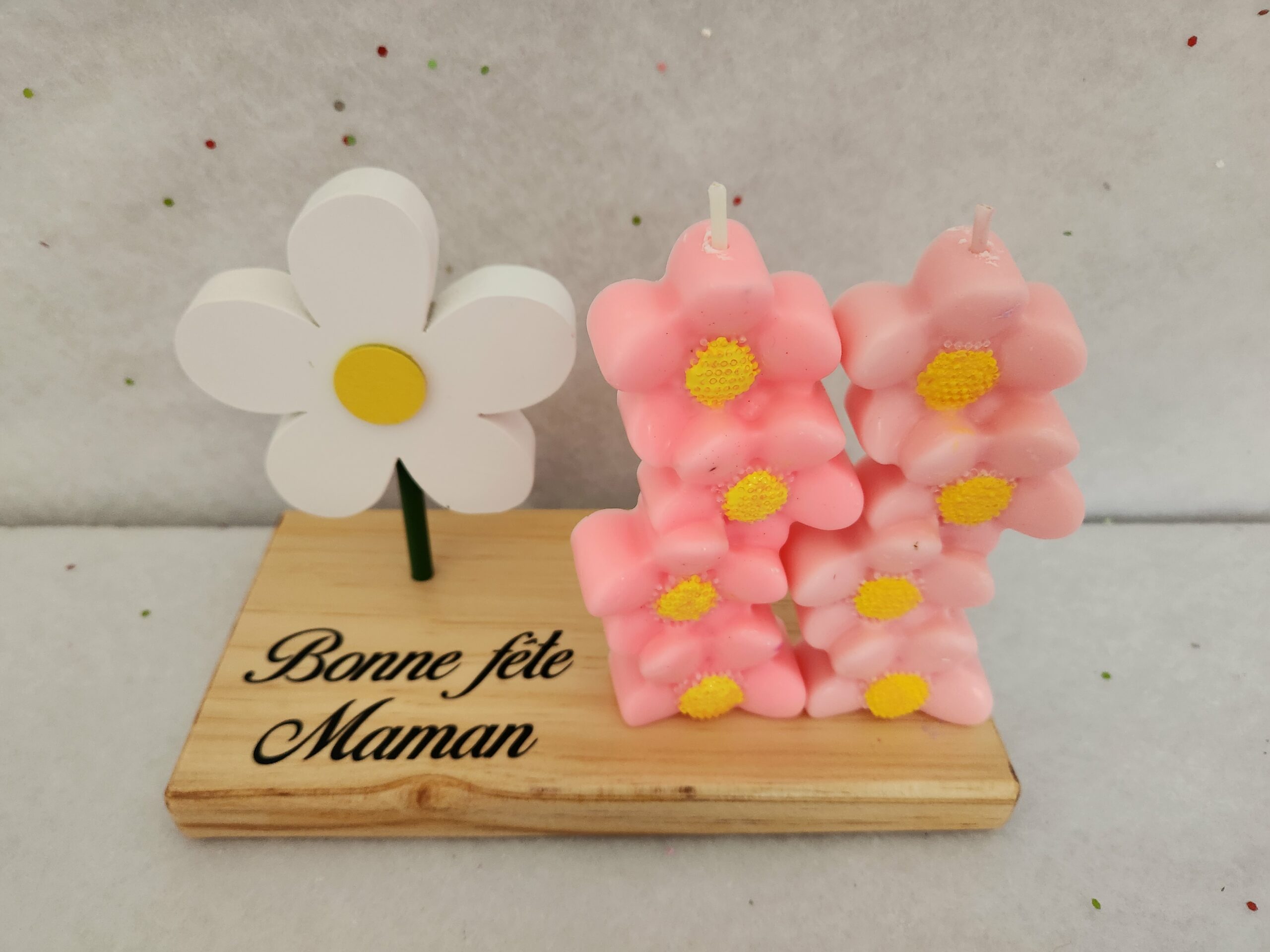 Bougie Rangée de fleurs rose et rose pâle et son socle en bois – Image 2
