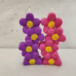 Bougie Rangée de Fleurs Violette et Rose Fushia