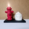 Bougie borne d'incendie rouge et casque de pompier en cire blanche