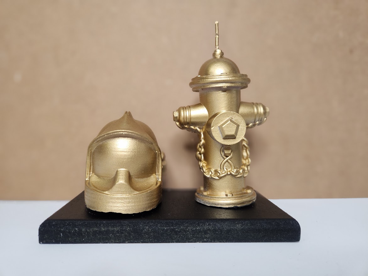 Bougie borne à incendie doré et son casque de pompier doré