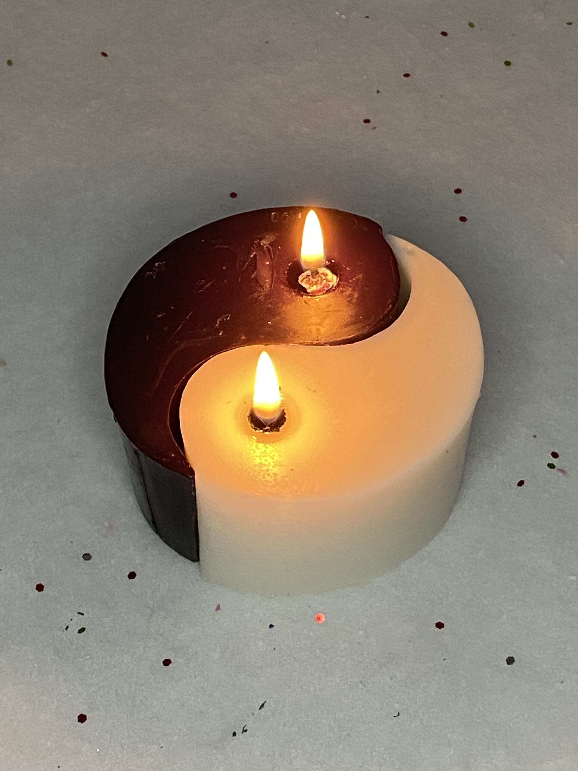 Bougie Yin et Yang artisanale en cire de soja – 10 cm – Image 1