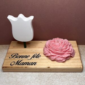 Bougie Camélia Rose Pâle et son socle en bois