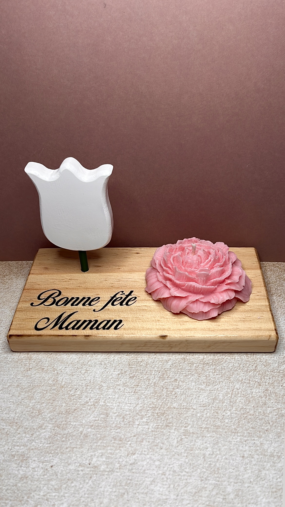 Bougie Camélia Rose Pâle et son socle en bois – Image 1