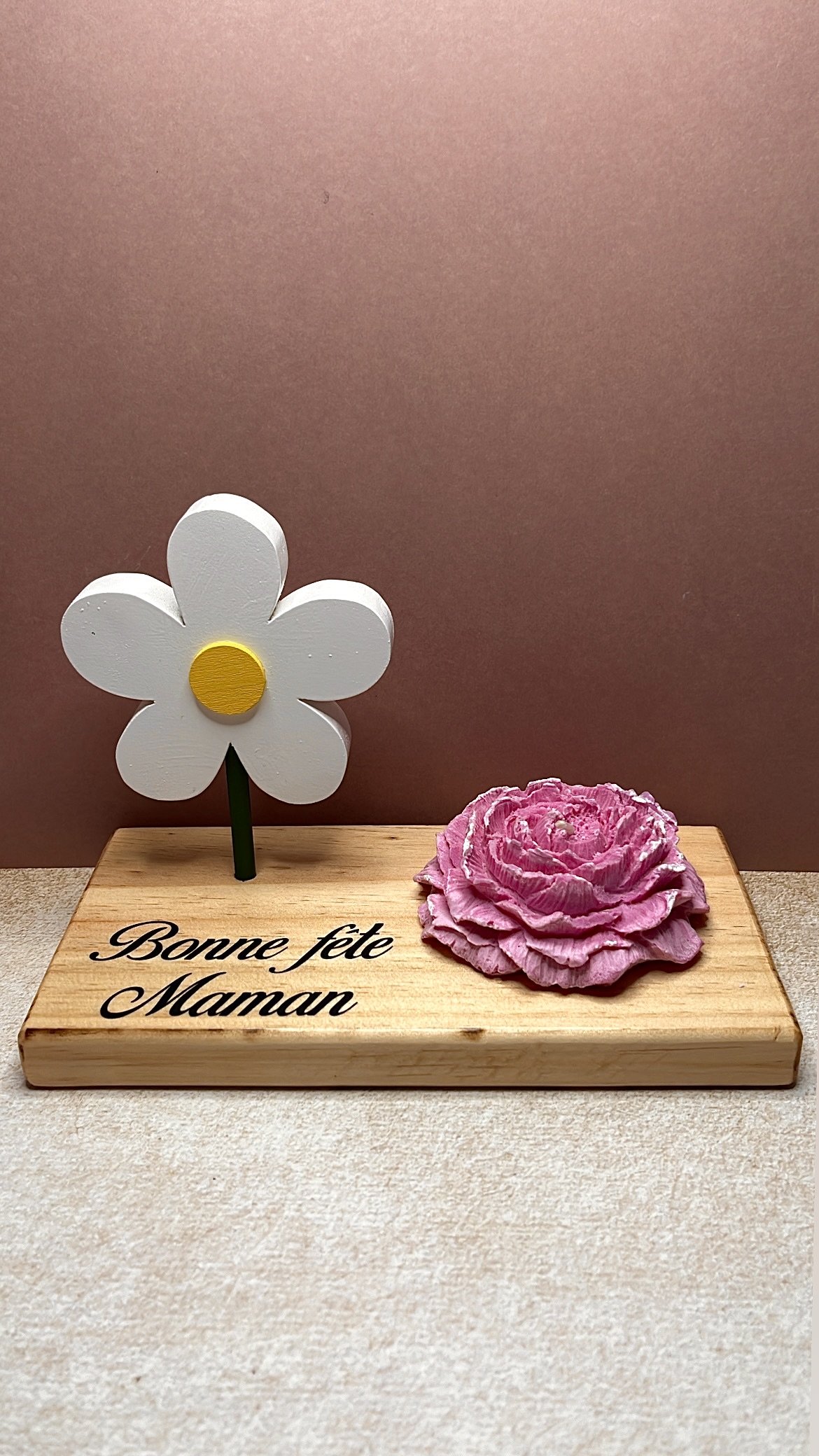 Bougie Camélia Rose et Blanc et son socle en bois – Image 1