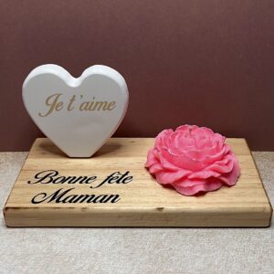 Bougie Camélia Rose fluo et son socle en bois