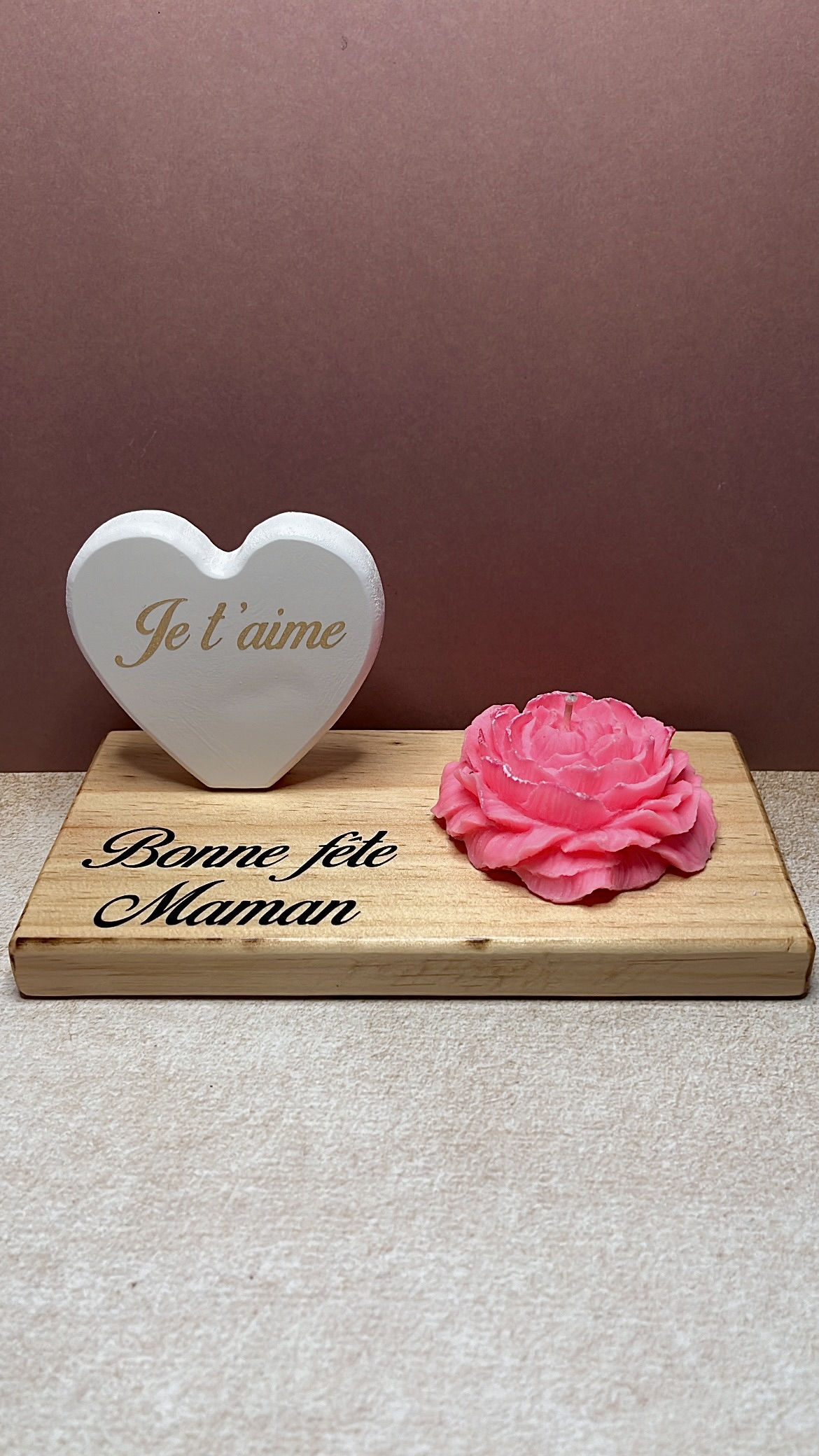 Bougie Camélia Rose fluo et son socle en bois – Image 1