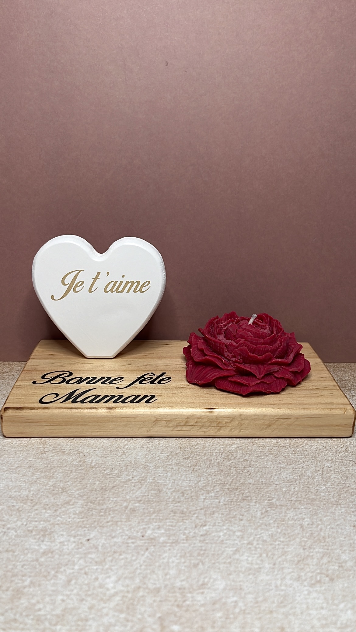 Bougie Camélia Rouge et son Socle en Bois Personnalisé – Image 1