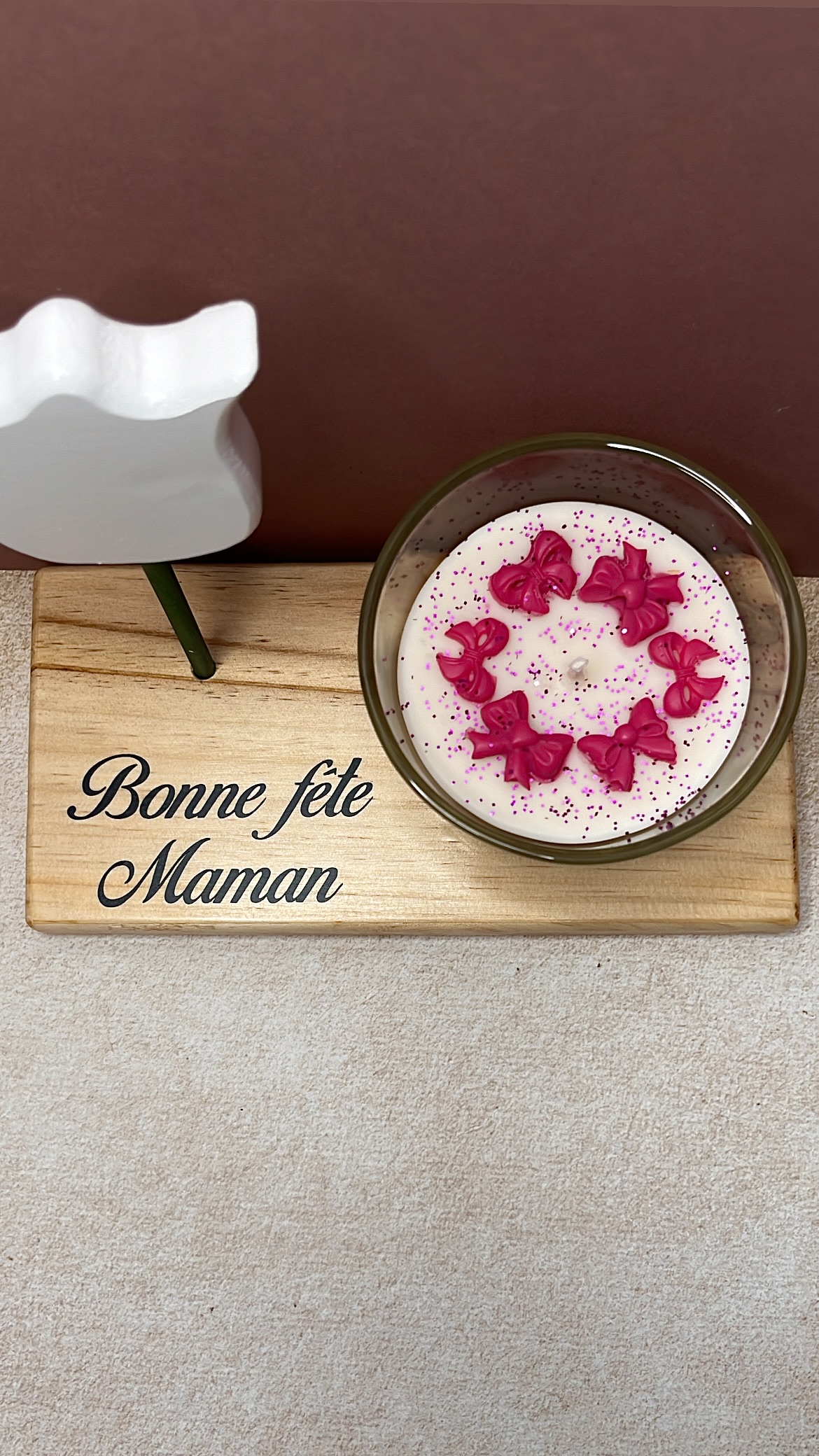 Bougie Nœud rose fushia et son socle en bois – Image 2
