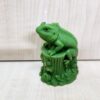 Vue de profil de la bougie iguane verte, détails des écailles
