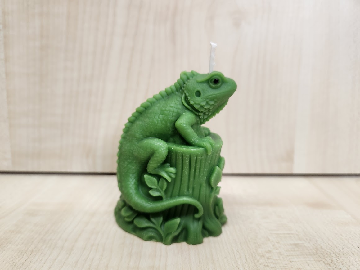 Bougie iguane verte sculptée sur un socle en bois, figurine animale pour boutique de zoo.