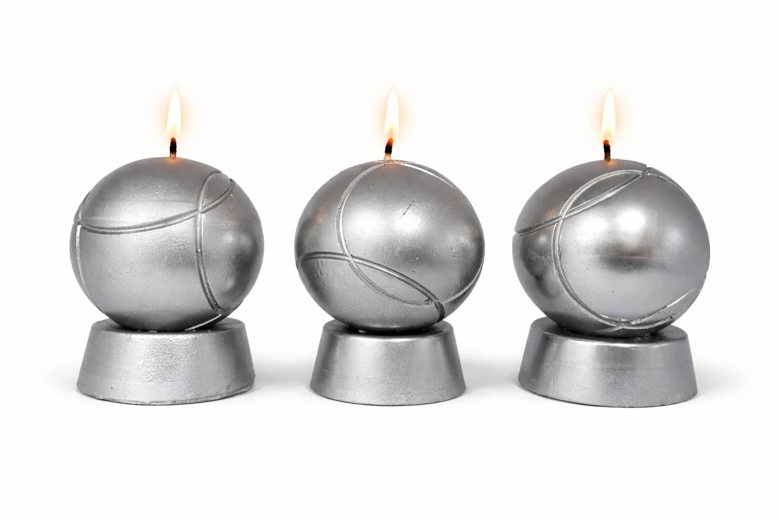 Trois bougies boules de pétanque effet métal allumées sur fond neutre blanc