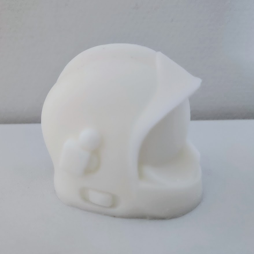 miniature casque de pompier en cire blanche 7 x 7 cm