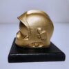casque de pompier doré en cire