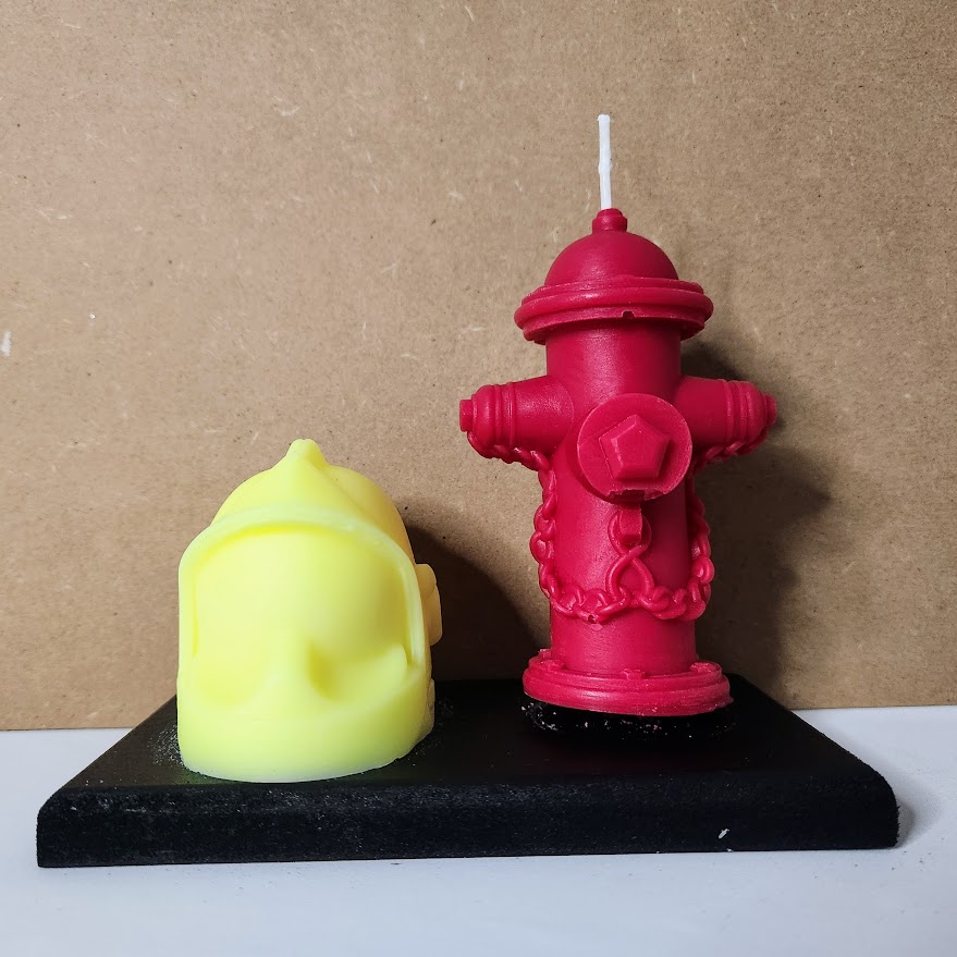 Bougie borne incendie rouge et casque de pompier en cire jaune fluo sans mèche