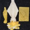 Coffret cadeau de bougie étoile + Vierges Miraculeuse et Marie + tableau Les Mains Jointes - Thumbnail Image 1