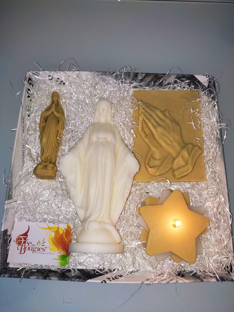 Coffret cadeau de bougie étoile + Vierges Miraculeuse et Marie + tableau Les Mains Jointes – Image 4