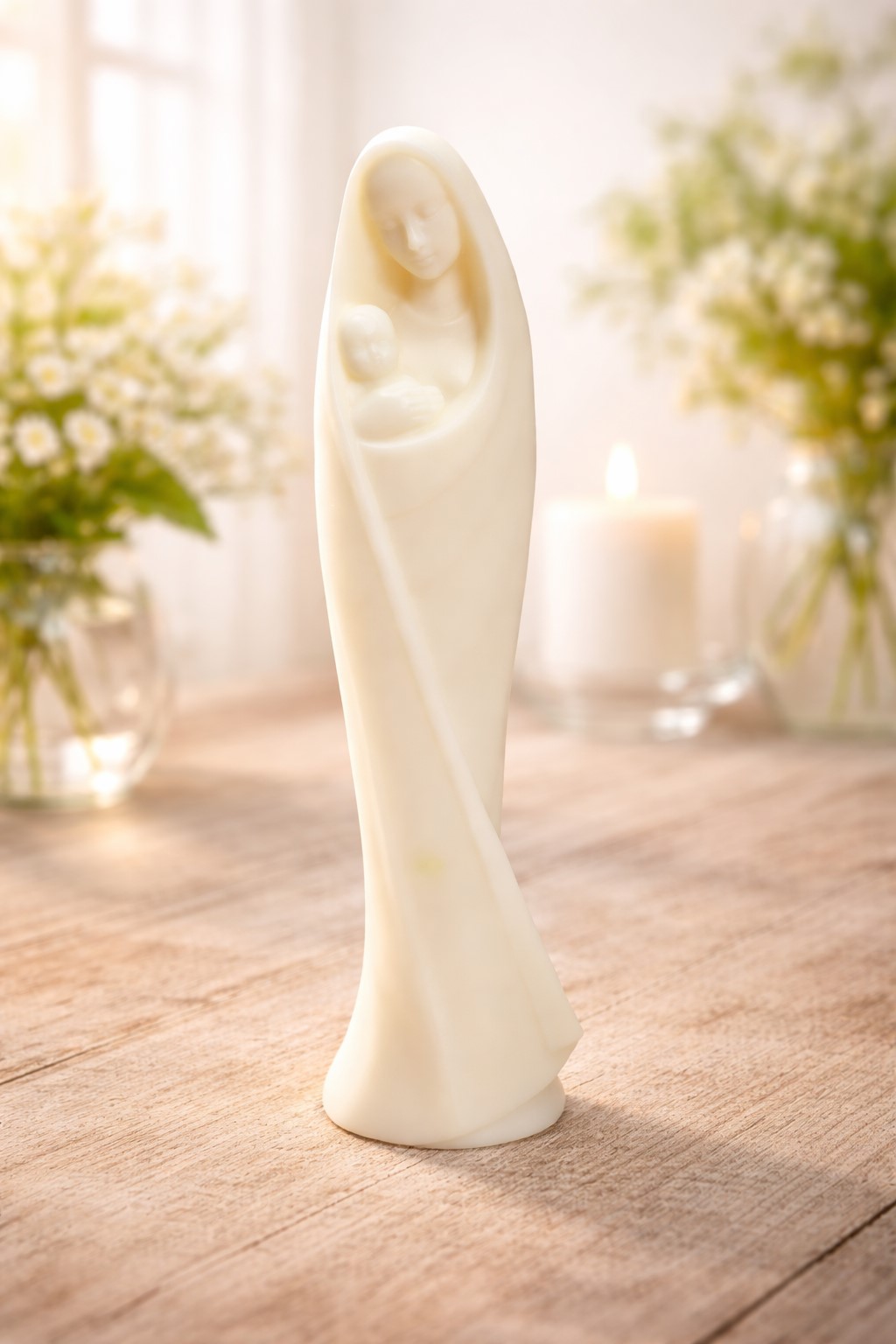 vierge-a-l-enfant-stylisee-cire-artisanat-francais Statuette Vierge à l'Enfant stylisée en cire blanche, fabrication artisanale La Fée des Bougies.